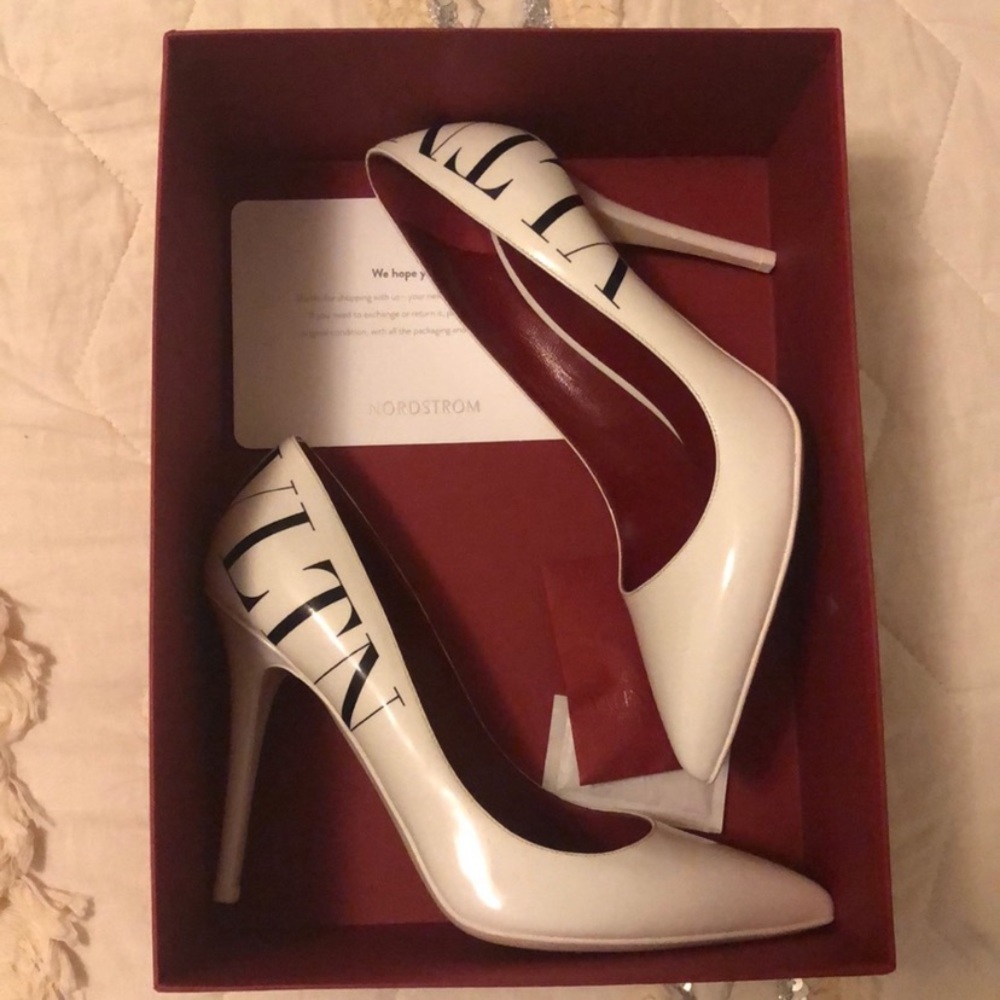 Valentino Garavani NEW white leather shoes with VLTN black print pumps sz 39 NWB
